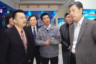 2010年，全國政協副主席、全國工商聯主席黃孟復視察天通裝備產業基地