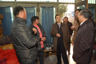 2011年春節前，公司董事長兼黨委書記潘建清親自到群益村村民家中走訪慰問